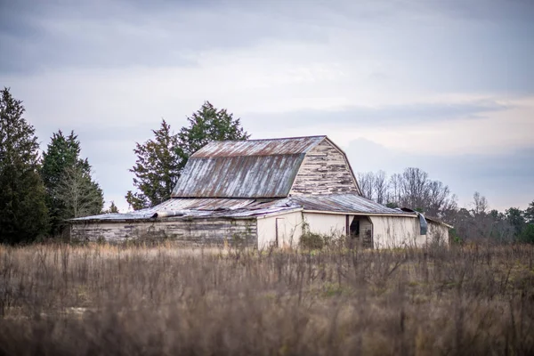 Alte Scheune steht auf Ackerland — Stockfoto