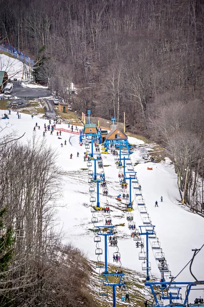 Temporada de esquí ocupada en una estación de esquí de invierno —  Fotos de Stock