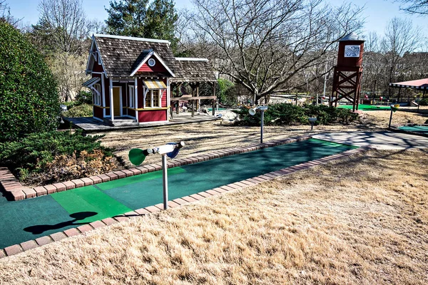 Zonnig weer op mini golf course — Stockfoto