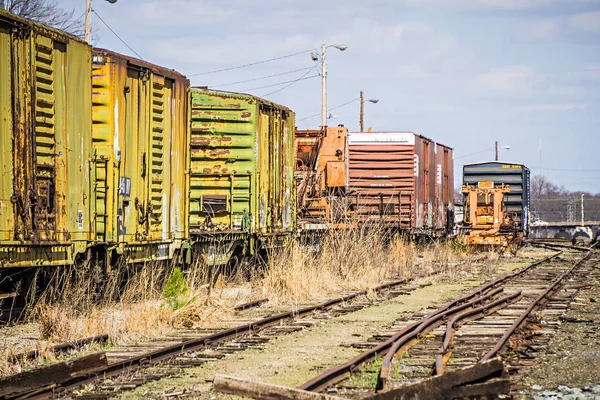 Les voies et wagons abandonnés sur le chemin de fer — Photo