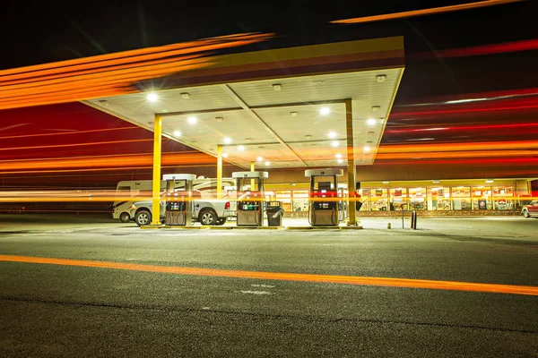 Ocupado abastecendo posto de gasolina à noite nos EUA — Fotografia de Stock