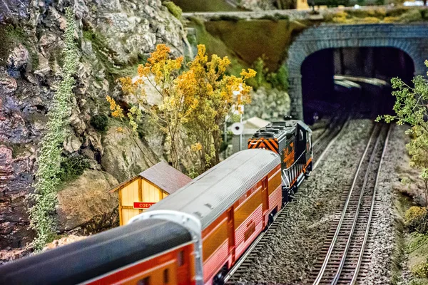 Klein model treinstation en het treinstation in het museum — Stockfoto