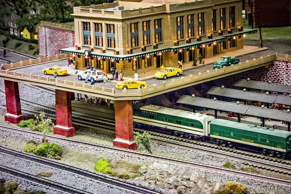 Klein model treinstation en het treinstation in het museum — Stockfoto