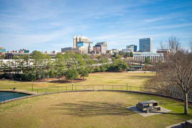 Columbia Güney carolina şehir silüeti manzaralı bir uçurumun üzerinden