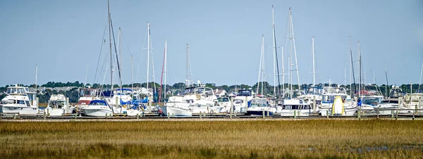 Båtar och yachter parkerade i Atlantkusten marina — Stockfoto