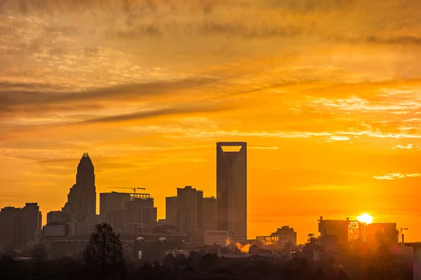 Charlotte north carolina vroege ochtend zonsopgang in het voorjaar — Stockfoto