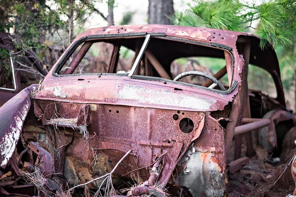 Старий іржавий покинутий автомобіль в лісі — стокове фото