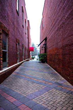 gün boyunca eski şehir eski tuğla sokakta