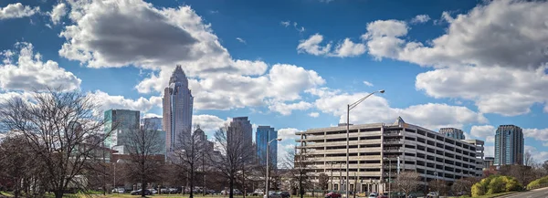 Charlotte north carolina stadens silhuett och downtown — Stockfoto