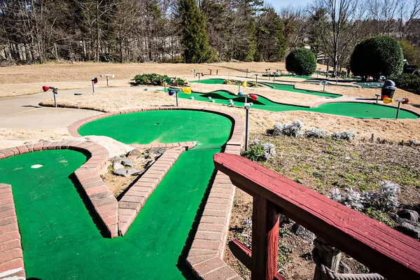 Tempo soleggiato al campo da mini golf — Foto Stock