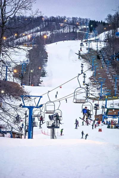 Belebtes Skigebiet mit offenen Abendloipen — Stockfoto