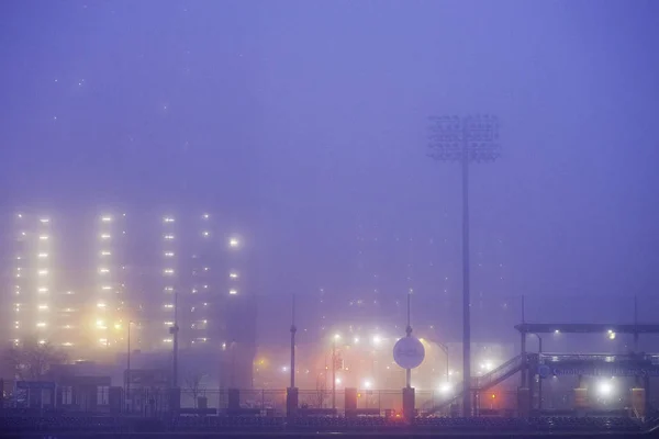 Nevoeiro matutino nas ruas da cidade — Fotografia de Stock