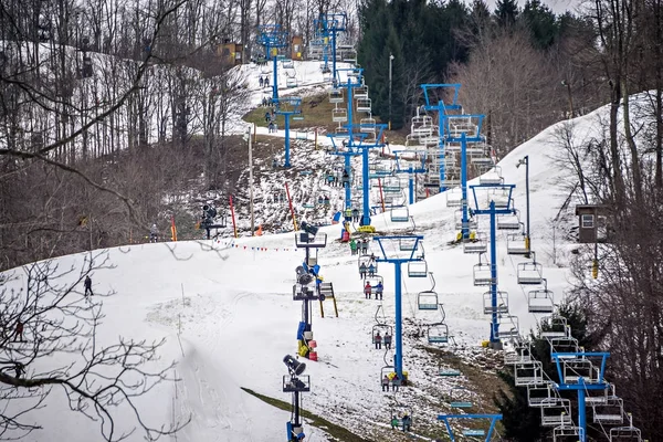 Drukke skiseizoen in een winter plaats skiresort — Stockfoto