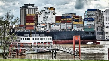 Nisan 2017 New Orleans Amerika Birleşik Devletleri - N geçen Maerks kargo gemisi