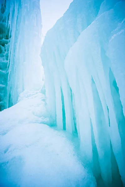 Ledové hory pokryty vhodné pro lezení v ledu — Stock fotografie