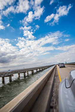 lake pontchartrain geçidi yakınındaki new orleans karşısında sürüş