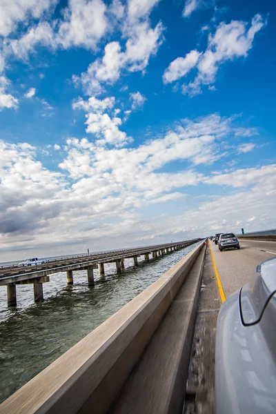 Fahrt über den Pontchartrain-Damm bei Neuruppin — Stockfoto