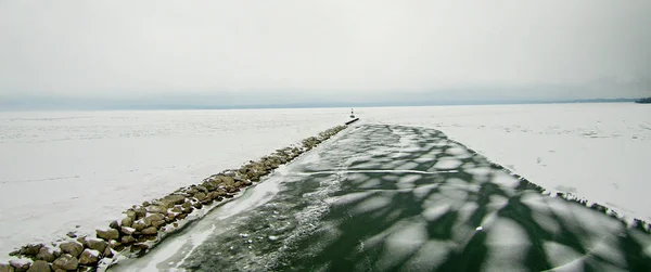 Петоски Гавань волнолом весной с замерзшим озером — стоковое фото