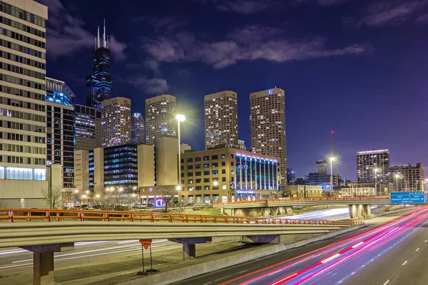 A következő reptér környékén: city of Chicago Illinois éjszaka jelenetek — Stock Fotó