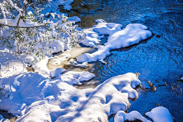 Зимний пейзаж вдоль горной реки — стоковое фото