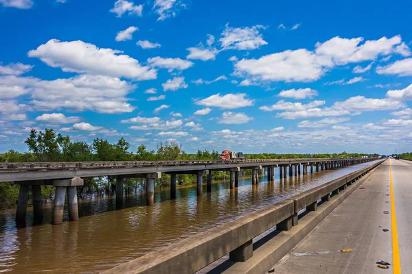 Freeway bro över atchafalaya river basin i louisiana — Stockfoto