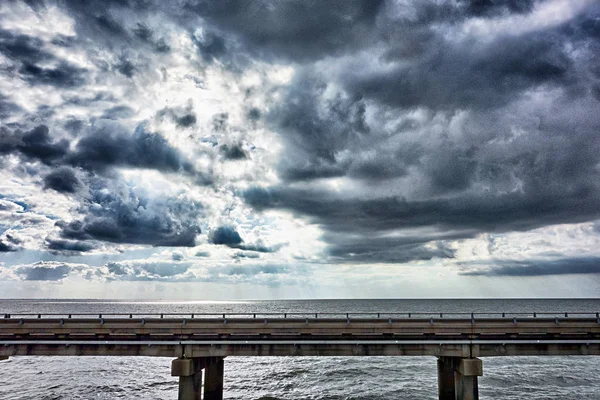 Dirigindo através do lago pontchartrain causeway perto de Nova Orleães — Fotografia de Stock