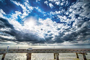 lake pontchartrain geçidi yakınındaki new orleans karşısında sürüş