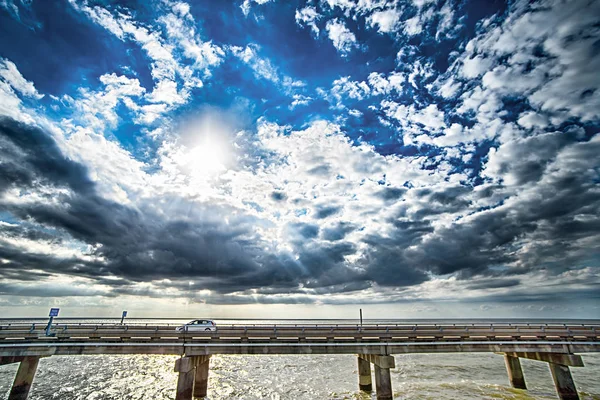 Guida attraverso il lago pontchartrain causeway vicino a New Orleans — Foto Stock