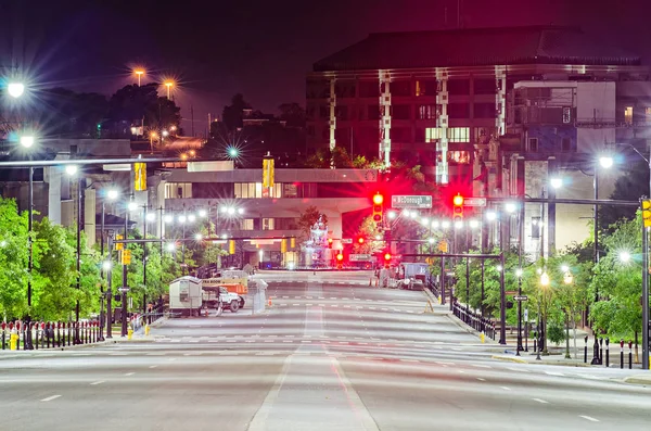 Montagem alabam centro da cidade à noite — Fotografia de Stock