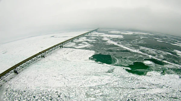 A következő reptér környékén: mackinaw híd télen táj — Stock Fotó