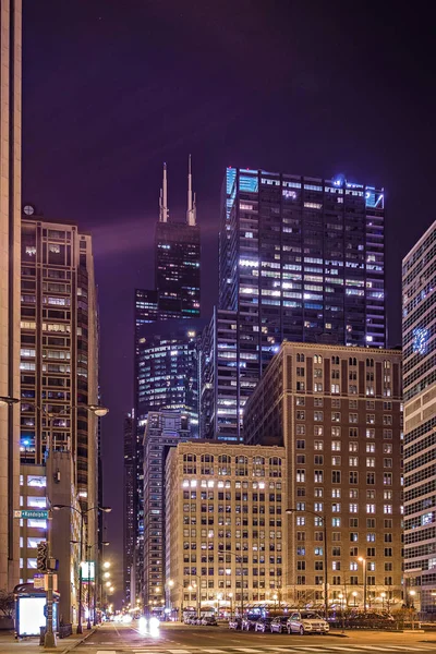 A következő reptér környékén: city of Chicago Illinois éjszaka jelenetek — Stock Fotó