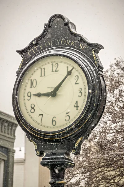 Vintage ιστορικό δρόμο ρολόι με χιόνι πέφτει τον χειμώνα — Φωτογραφία Αρχείου
