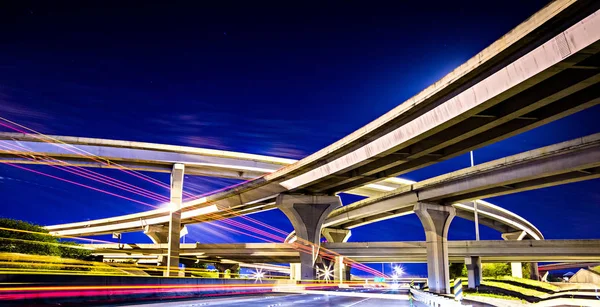Nacht verkeer met licht paden op snelweg interchange — Stockfoto
