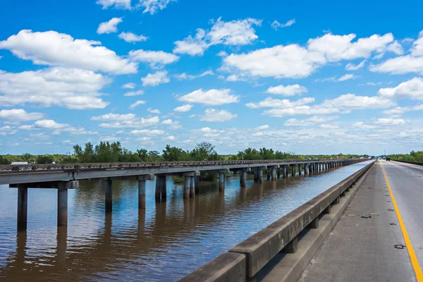 Freeway bro över atchafalaya river basin i louisiana — Stockfoto