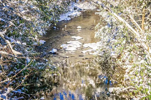 Paysage hivernal merveilleux le long de la rivière de montagne — Photo