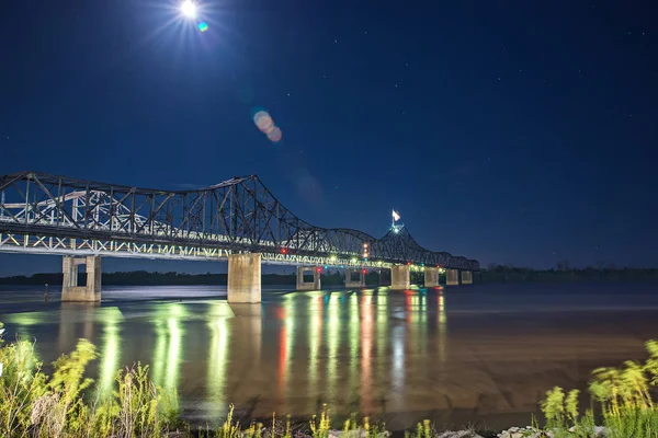 Överbrygga över Mississippifloden nära vicksburg — Stockfoto