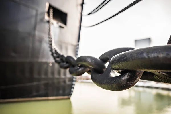 Corrente de âncora grande e pesada de um navio enorme — Fotografia de Stock