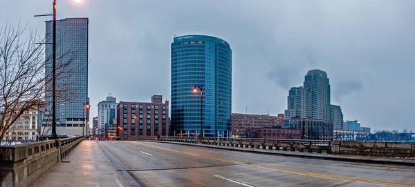 Grand Rapids Michigan skyline y escenas de la calle — Foto de Stock