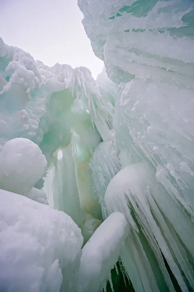 IJsklimmen gletsjer bergen met ijspegels — Stockfoto