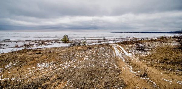 Cenas congeladas de inverno em grandes lagos — Fotografia de Stock