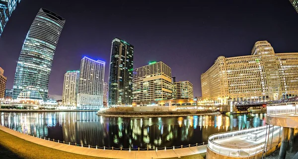 Centro de Chicago Illinois skyline por la noche — Foto de Stock