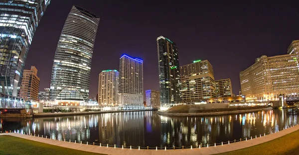 Downtown chicago illinois skyline van de stad bij nacht — Stockfoto