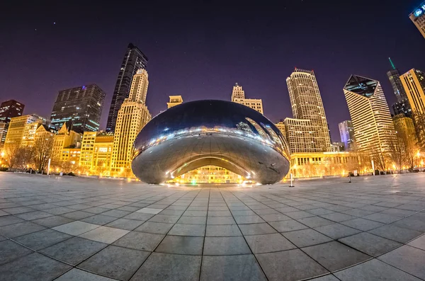 Millenium park and cloud gate the bean downtown chicago — Stok Foto
