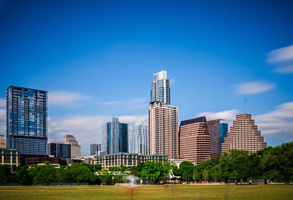 Blick von der Innenstadt auf die Skyline von Texas mit blauem Himmel — Stockfoto