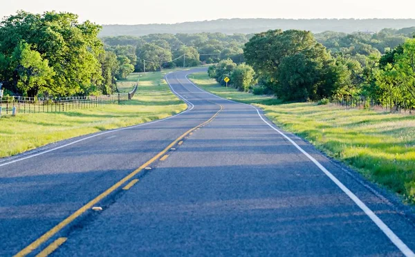 Paisajes de carretera al atardecer cerca de la ciudad de sauce y fredericksbur — Foto de Stock