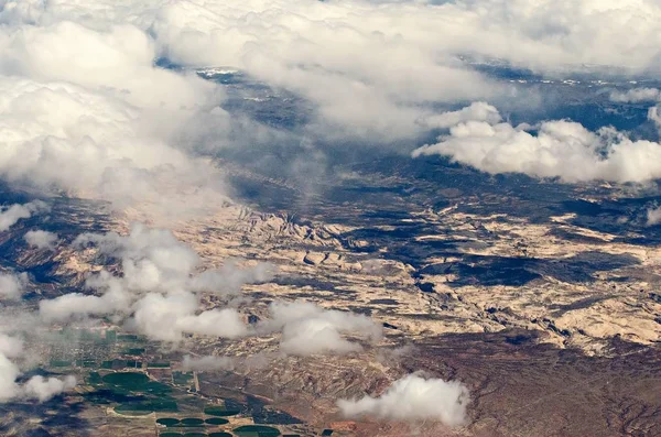 Flting over de bergen van de grand canyon in arizona in de buurt van flagstaff — Stockfoto