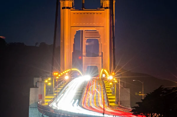 Puente puerta dorada noche conmutar el tráfico — Foto de Stock