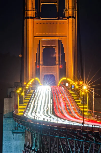 Ponte de portão dourado tráfego comutado noite — Fotografia de Stock