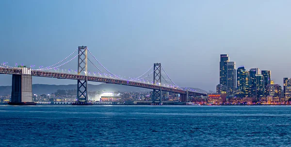 San Francisco skyline a Bay Bridge kalifornské slunce — Stock fotografie