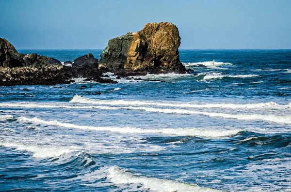Soberanes és a sziklák, a Csendes-óceán partjainál Kaliforniában — Stock Fotó
